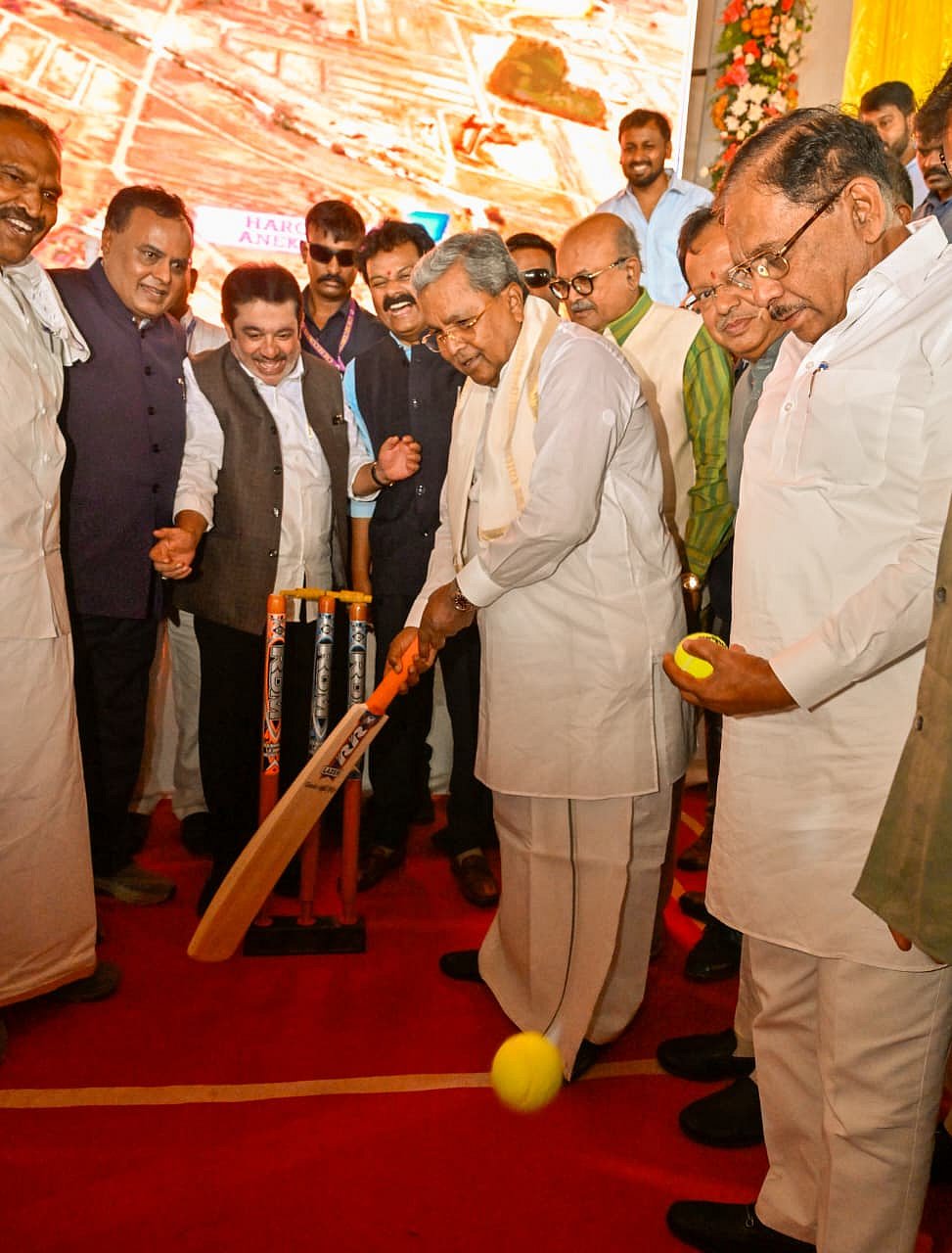 ಸೂರ್ಯನಗರ: ದೇಶದ ಎರಡನೇ ಅತಿ ದೊಡ್ಡ ಕ್ರೀಡಾಂಗಣ ಕಾಮಗಾರಿಗೆ ಚಾಲನೆ ನೀಡಿದ ಸಿ.ಎಂ