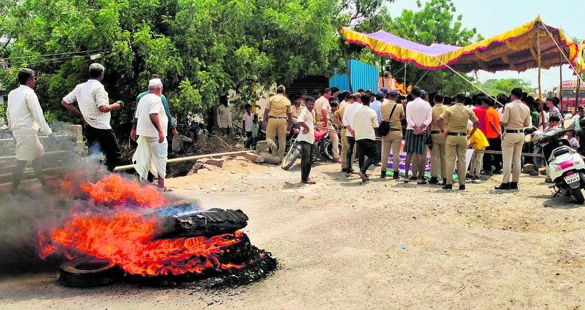 ರಸ್ತೆ ನಿರ್ಮಾಣಕ್ಕೆ ಒತ್ತಾಯಿಸಿ ಪ್ರತಿಭಟನೆ