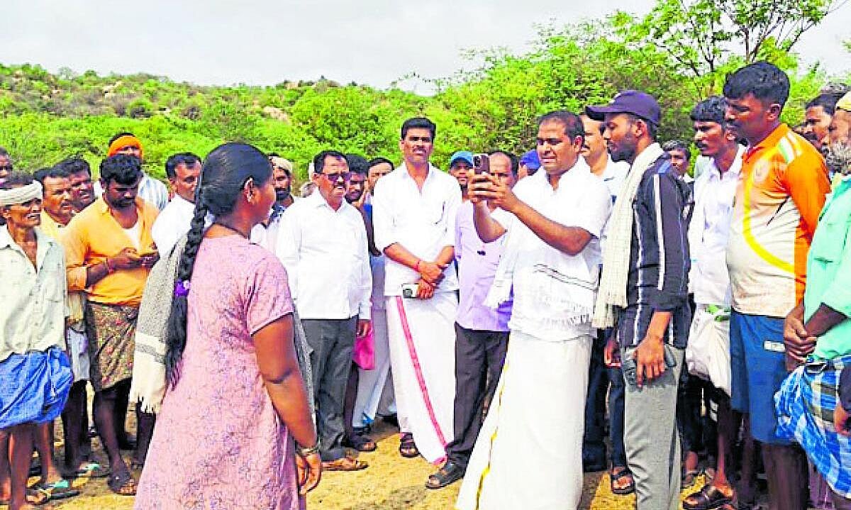 ನರೇಗಾ: ಶಾಸಕ ಶ್ರೀನಿವಾಸ್ ಶ್ರಮದಾನ