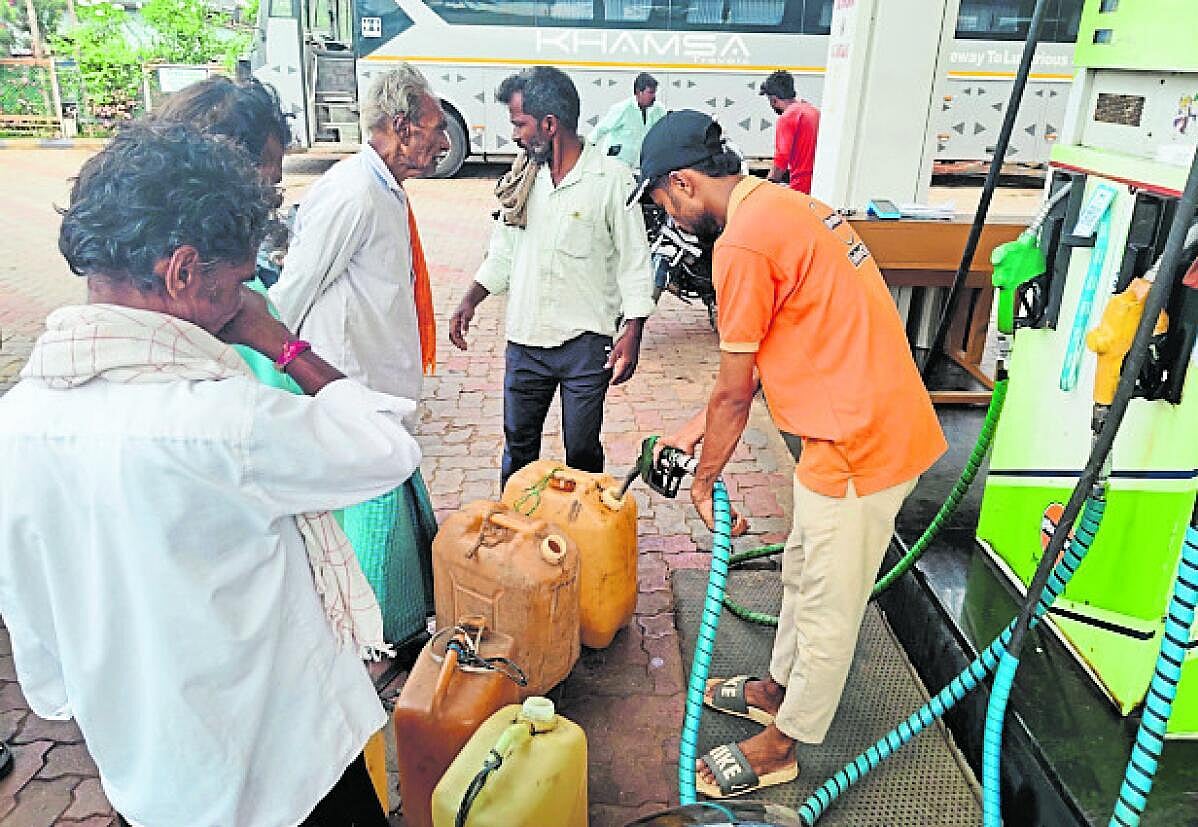 ರೈತರು, ಪೆಟ್ರೋಲ್ ಬಂಕ್ ಸಿಬ್ಬಂದಿ ನಡುವೆ ವಾಗ್ವಾದ