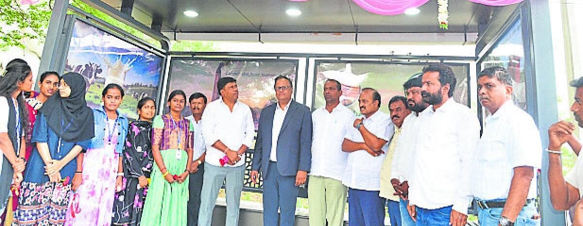 ಸ್ಮಾರ್ಟ್ ಬಸ್ ತಂಗುದಾಣಕ್ಕೆ ಚಾಲನೆ