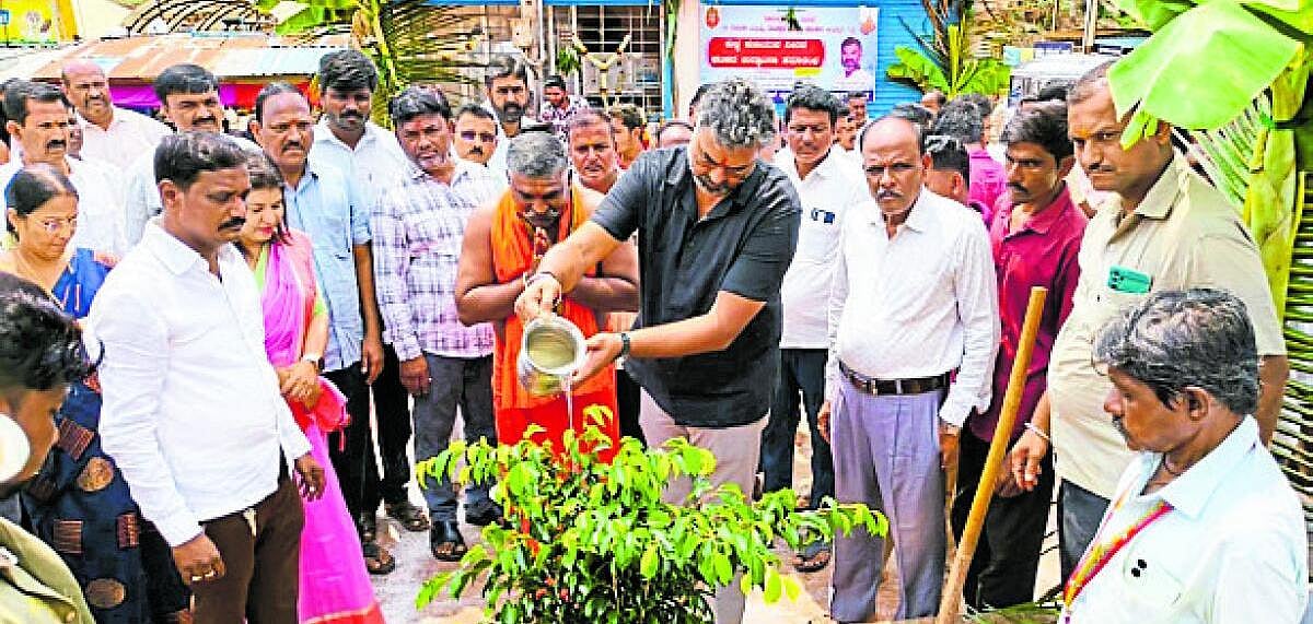 ಯಲ್ಲಮ್ಮನಗುಡ್ಡ ಕ್ಷೇತ್ರ; ಸಸಿ ನೆಟ್ಟು, ಪೋಷಿಸಲು ಸಲಹೆ