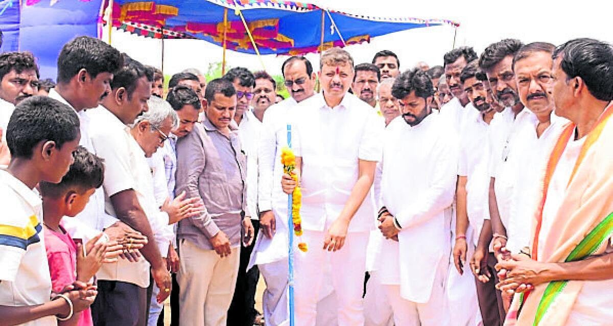 ವಿದ್ಯುತ್ ವಿತರಣಾ ಕೇಂದ್ರಕ್ಕೆ ಭೂಮಿಪೂಜೆ