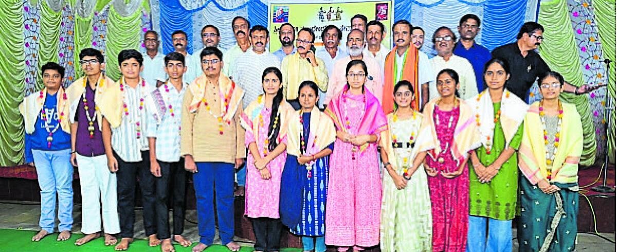 ಸಾಧಕ ವಿದ್ಯಾರ್ಥಿಗಳಿಗೆ ಪ್ರತಿಭಾ ಪುರಸ್ಕಾರ