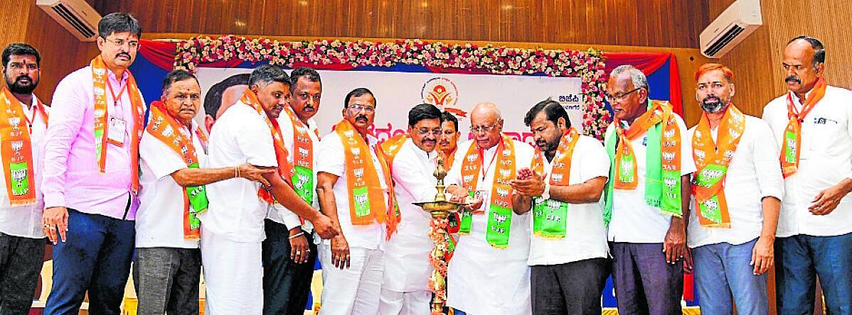 ಮತದಾರರ ಮನವೊಲಿಕೆಗೆ ಮುಂದಾಗಿ