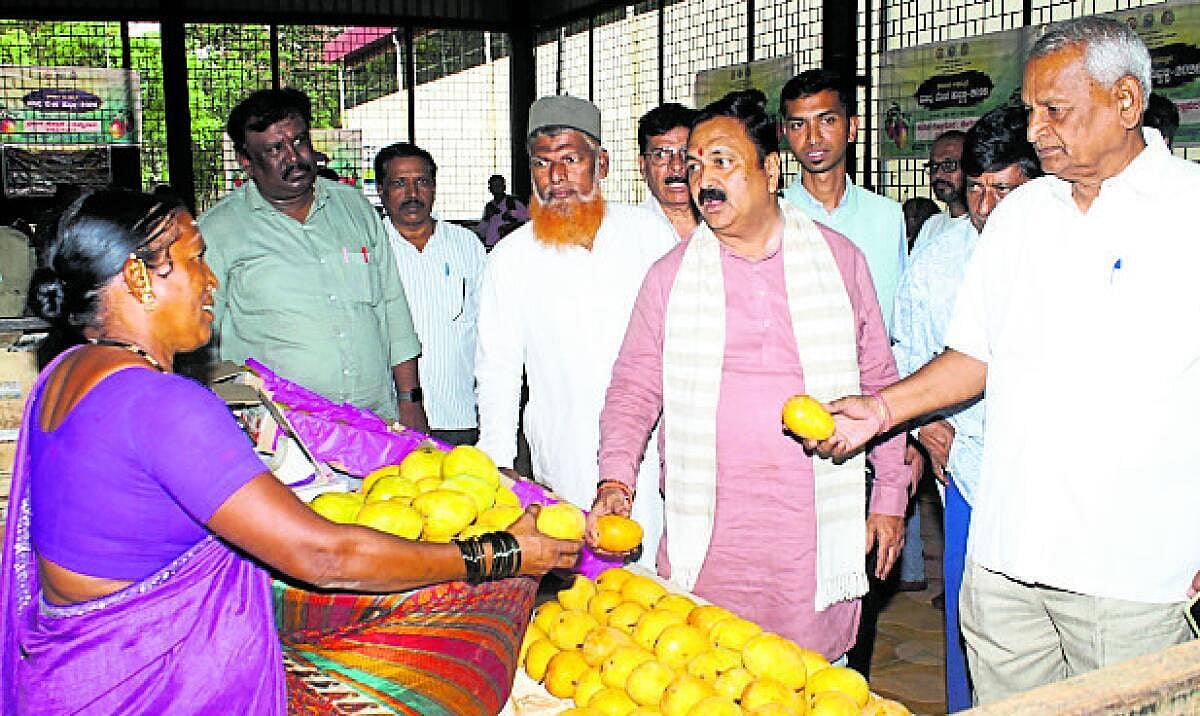 ಮಾವಿನಹಣ್ಣು ರಫ್ತಿಗೆ ಆದ್ಯತೆ ನೀಡಿ