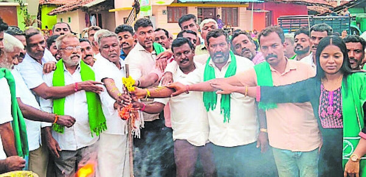 ರಸ್ತೆ ಅಭಿವೃದ್ಧಿ ಗೆ ಭೂಮಿಪೂಜೆ