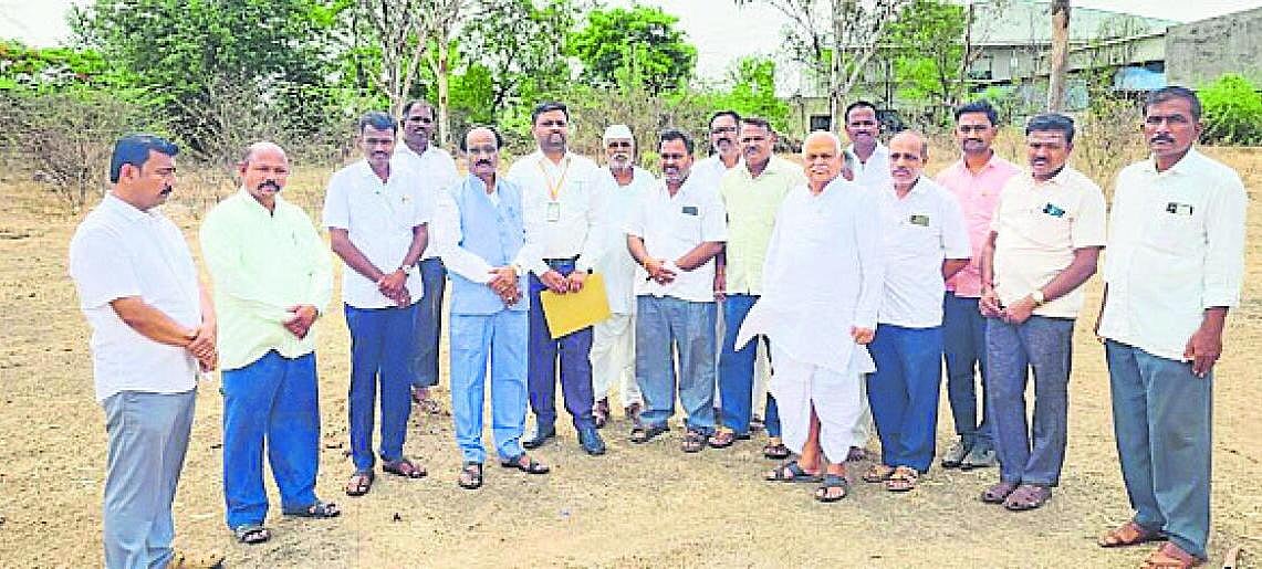 ಕಂದಾಯ ಜಮೀನಿಗೆ ಭೇಟಿ