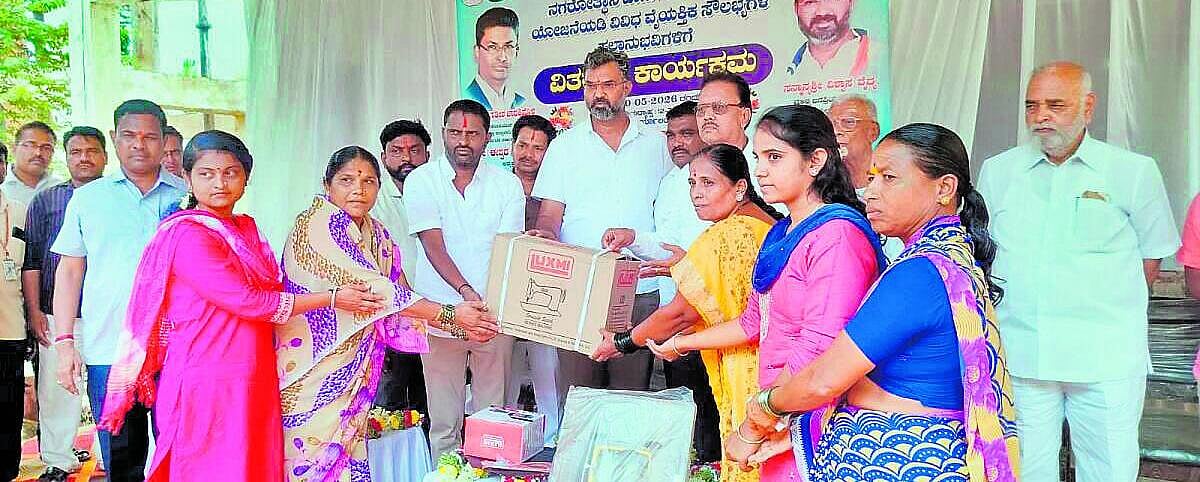 ಫಲಾನುಭವಿಗಳಿಗೆ ಸಲಕರಣೆಗಳ ವಿತರಣೆ