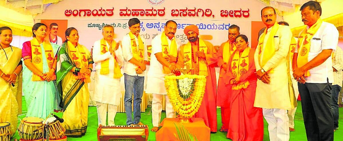 ಬಸವತತ್ವ ನಿಷ್ಠರು ರಾಜಕೀಯ ಕೊಳೆ ತೆಗೆಯಲಿ