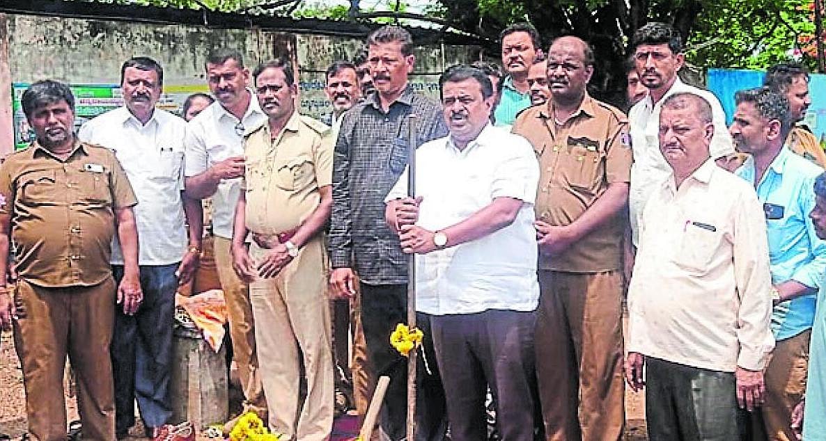 ತಂಗುದಾಣ ನಿರ್ಮಾಣಕ್ಕೆ ಭೂಮಿಪೂಜೆ