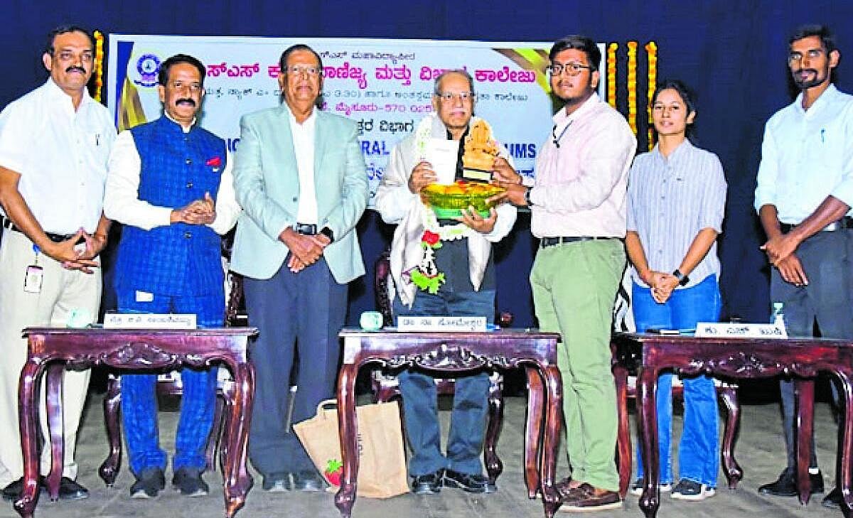 ‘ಸಾಧಕರ ಚರಿತ್ರೆ ಅಧ್ಯಯನ ಮಾಡಿ’