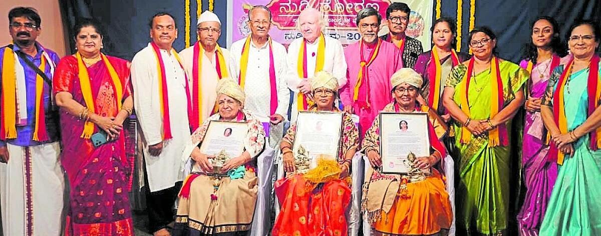 ‘ಸಾಹಿತ್ಯ ರಚನೆ ಪ್ರಶಸ್ತಿ ಕೇಂದ್ರಿತವಾಗದಿರಲಿ’