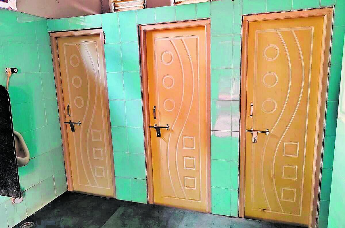 ಕ್ರೀಡಾಂಗಣ ಶೌಚಾಲಯದ ಬಾಗಿಲು ದುರಸ್ತಿ