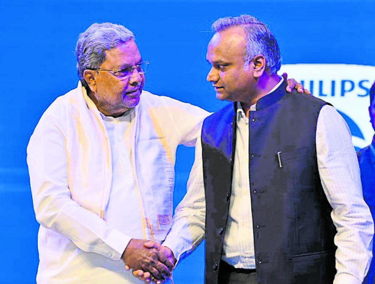 ಸಿದ್ದರಾಮಯ್ಯ– ಪ್ರಿಯಾಂಕ್ ಖರ್ಗೆ ಚರ್ಚೆ