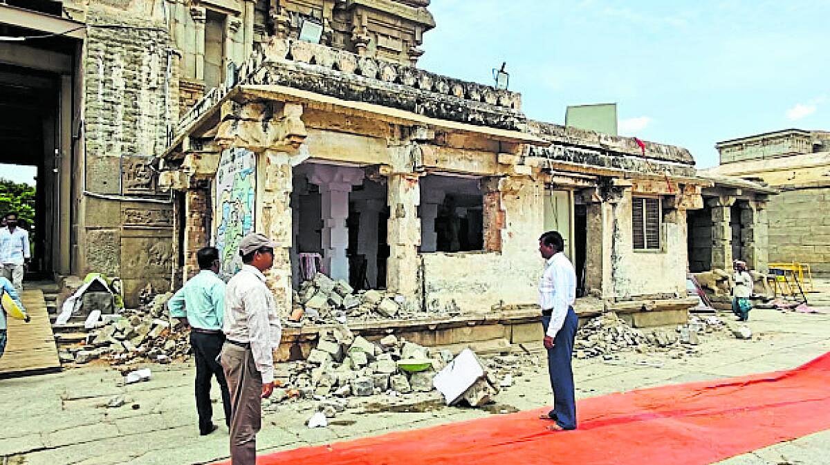 ಹೊಸಪೇಟೆ: ವಿರೂಪಾಕ್ಷ ಗೋಪುರದ ಕಚೇರಿ ತೆರವು