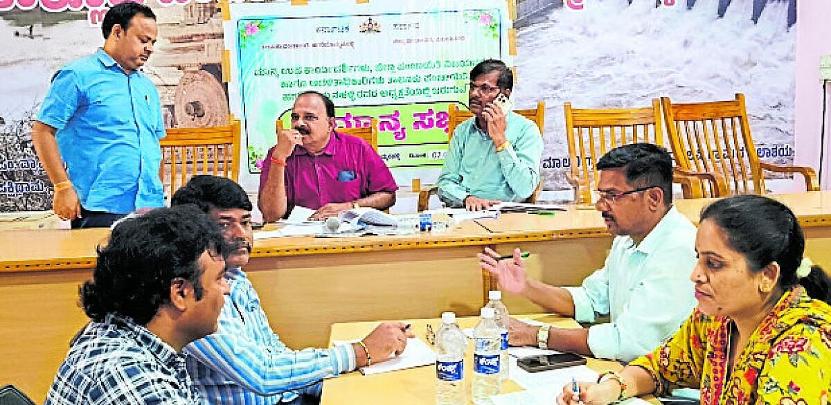 ಹಗರಿಬೊಮ್ಮನಹಳ್ಳಿ: ಸಾಮಾನ್ಯ ಸಭೆಗೆ ಸಭೆಗೆ ಗೈರಾದ ಅಧಿಕಾರಿಗಳಿಗೆ ನೋಟಿಸ್