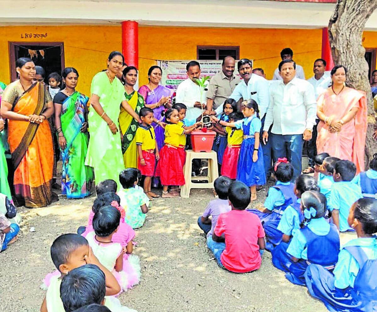 ದ್ವಿಭಾಷಾ ಮಾಧ್ಯಮ ಹೆಚ್ಚು ಪರಿಣಾಮಕಾರಿ: ಶಿಕ್ಷಣಾಧಿಕಾರಿ ಅರ್ಜುನ ಕಂಬೋಗಿ