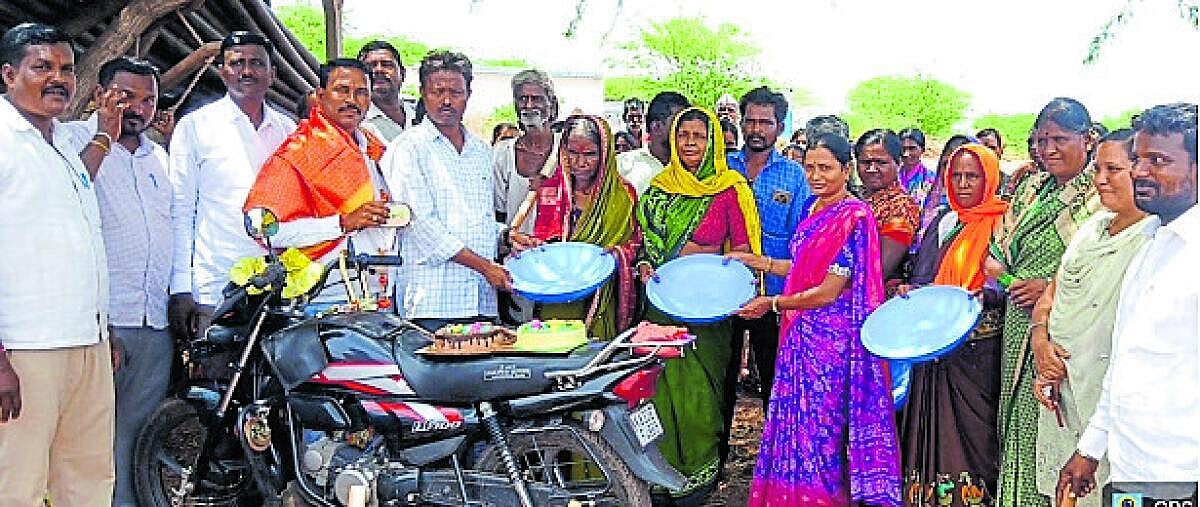 ಕಾರ್ಮಿಕರಿಗೆ ಸಲಕರಣೆ ವಿತರಿಸಿ ಜನ್ಮದಿನ ಆಚರಣೆ