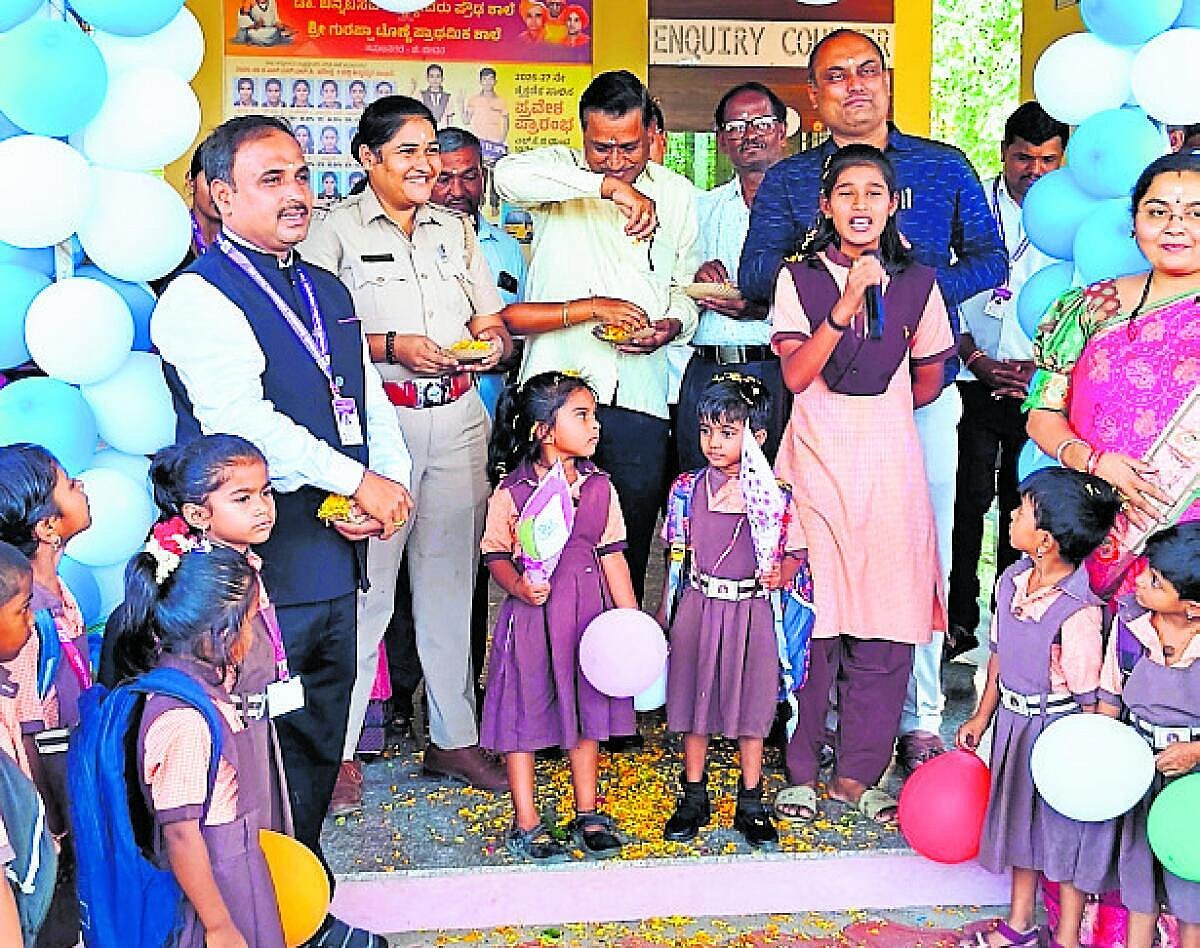 ಕಮಲನಗರ: ಮಕ್ಕಳಿಗೆ ಪುಷ್ಪವೃಷ್ಟಿಯ ಸ್ವಾಗತ