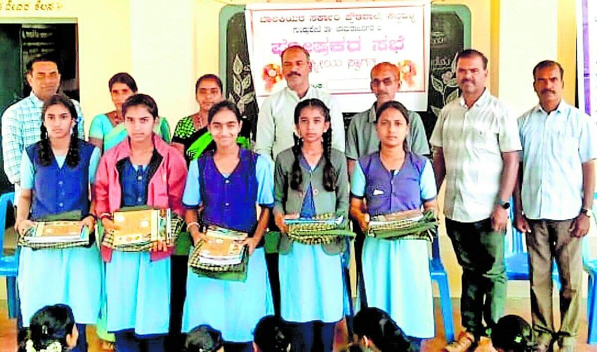 ಹೆಣ್ಣು ಮಕ್ಕಳು ಹಿಂಜರಿಕೆ ಬಿಟ್ಟು ಸಾಧನೆ ಮಾಡಬೇಕು: ಆರ್.ಕೆ.ಮಧು