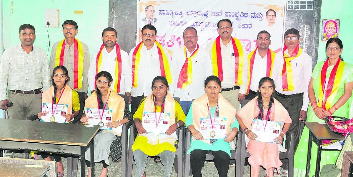 ಸಾಧಕ ವಿದ್ಯಾರ್ಥಿಗಳಿಗೆ ಪ್ರತಿಭಾ ಪುರಸ್ಕಾರ
