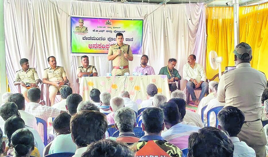 ಬಡಮಾಕನಹಳ್ಳಿಯಲ್ಲಿ ಬೇತಮಂಗಲ ಪೊಲೀಸ್ ಠಾಣೆ ವತಿಯಿಂದ ಪೊಲೀಸ್ ಜನ ಸಂಪರ್ಕ ಸಭೆ