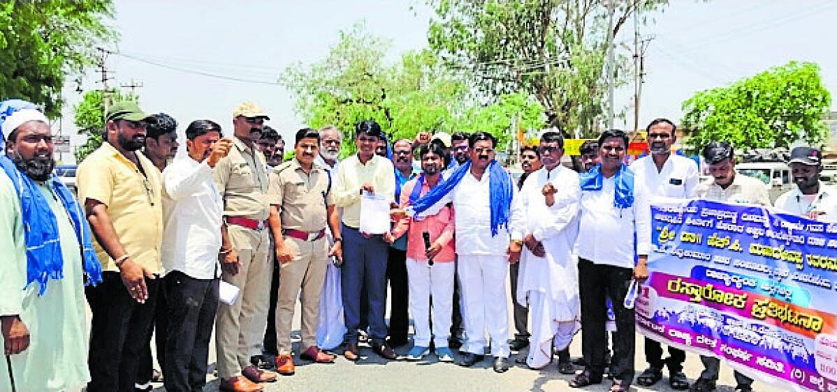 ಸುರಪುರ: ಮಹಾದೇವಪ್ಪ ಅವರಿಗೆ ಸಚಿವ ಸ್ಥಾನ ನೀಡಲು ಆಗ್ರಹಿಸಿ ರಸ್ತೆ ಸಂಚಾರ ತಡೆ