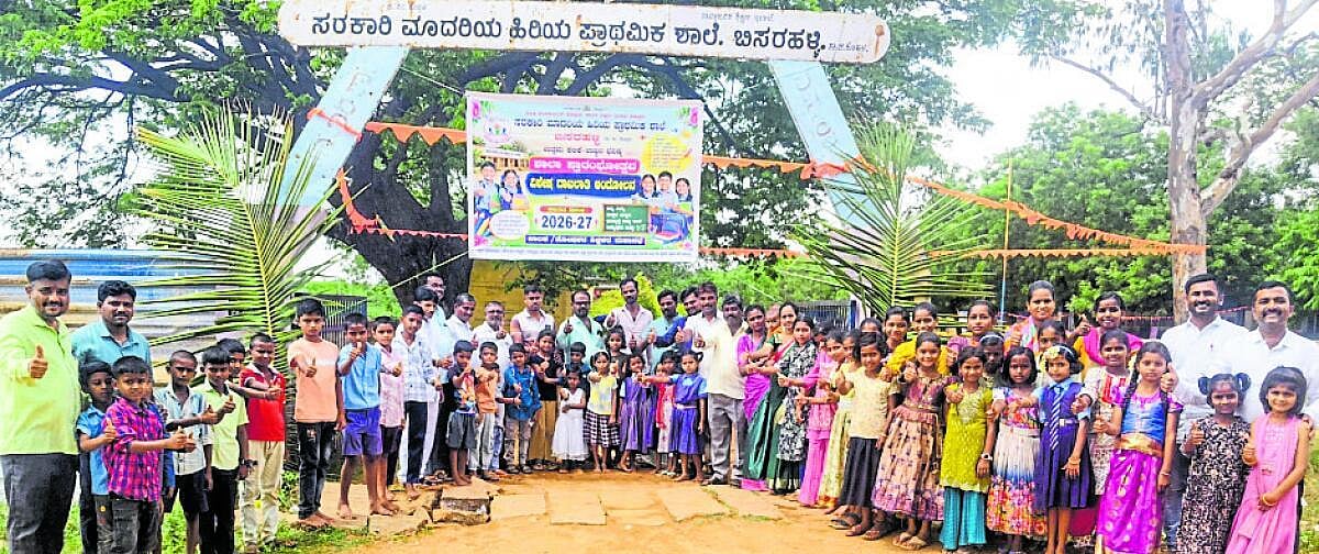 ಪುಷ್ಪಧಾರೆ ಮೂಲಕ ಮಕ್ಕಳಿಗೆ ಭವ್ಯ ಸ್ವಾಗತ