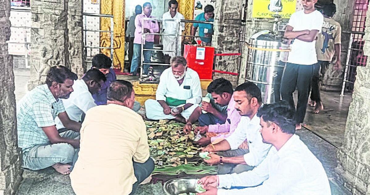 ತೆಕ್ಕಲಕೋಟೆ: ವರವಿನ ಮಲ್ಲೇಶ್ವರ ದೇವಸ್ಥಾನದ ಹುಂಡಿ ಎಣಿಕೆ; ₹2.30ಲಕ್ಷ ಸಂಗ್ರಹ