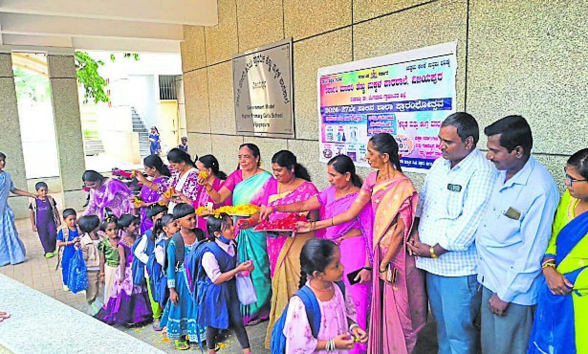 ವಿಜಯಪುರ: ಶಾಲಾ ಮಕ್ಕಳಿಗೆ ಸಿಹಿ ನೀಡಿ ಸ್ವಾಗತ