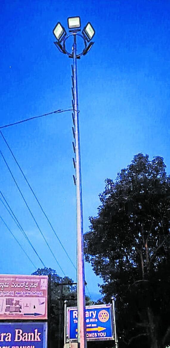 ಎರಡು ತಿಂಗಳಿಗೆ ಕೆಟ್ಟು ನಿಂತ ಹೈಮಾಸ್ಟ್
