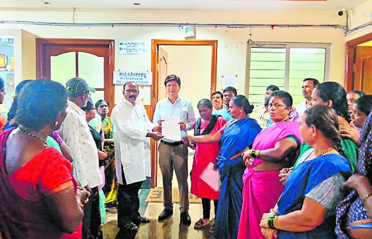 ಬಳ್ಳಾರಿ: ಕನಿಷ್ಠ ವೇತನ ಆದೇಶ ಜಾರಿಗೆ ಆಗ್ರಹ