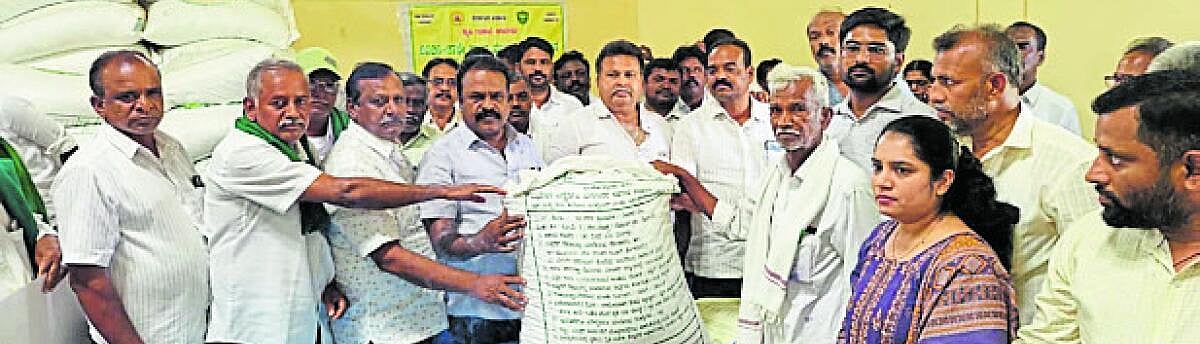 ರಿಯಾಯಿತಿ ದರದಲ್ಲಿ ಬಿತ್ತನೆ ಬೀಜ; ಶಾಸಕ ಎಚ್.ವಿ. ವೆಂಕಟೇಶ್