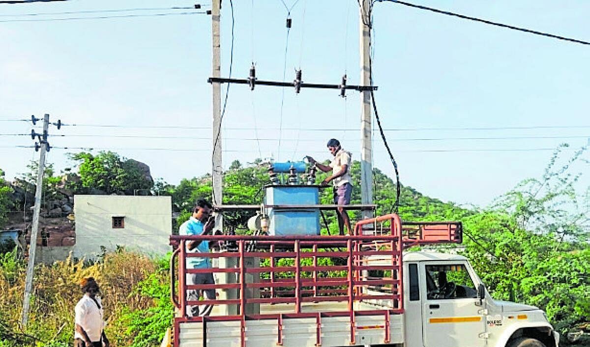 ಗಲಗ: ವಿದ್ಯುತ್ ಪರಿವರ್ತಕ ದುರಸ್ತಿ