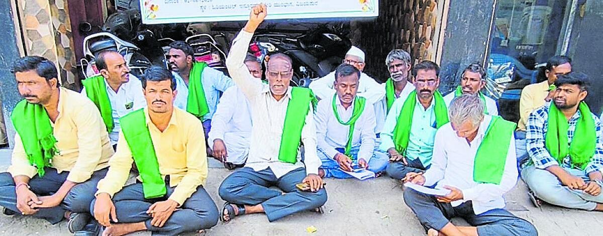 ಬೆಳೆ ವಿಮೆ ಪರಿಹಾರ ವಿತರಣೆ ಅವೈಜ್ಞಾನಿಕ: ರೈತ ಸಂಘ ಪ್ರತಿಭಟನೆ