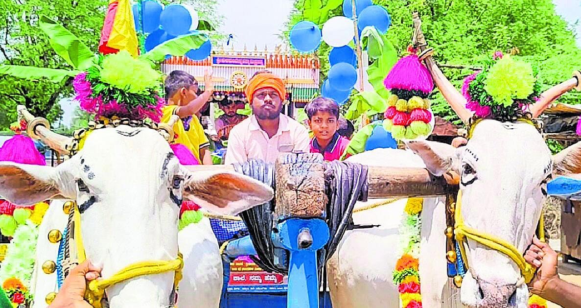 ಎತ್ತಿನ ಬಂಡಿಯಲ್ಲಿ ಬಂದ ವಿದ್ಯಾರ್ಥಿಗಳು