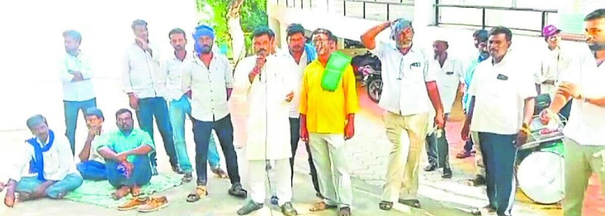 ಭ್ರಷ್ಟಾಚಾರ ತನಿಖೆ ನಡೆಸುವಲ್ಲಿ ಜಿಲ್ಲಾಡಳಿತ ವಿಫಲ: ಕಲಕೇರಿ ಗ್ರಾಮಸ್ಥರ ಧರಣಿ