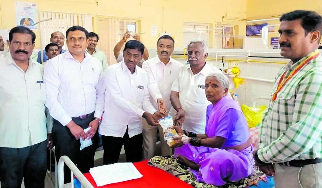 ಶಿಡ್ಲಘಟ್ಟ: ರೋಗಿಗಳಿಗೆ ನಂದಿನಿ ಹಾಲು ವಿತರಣೆ