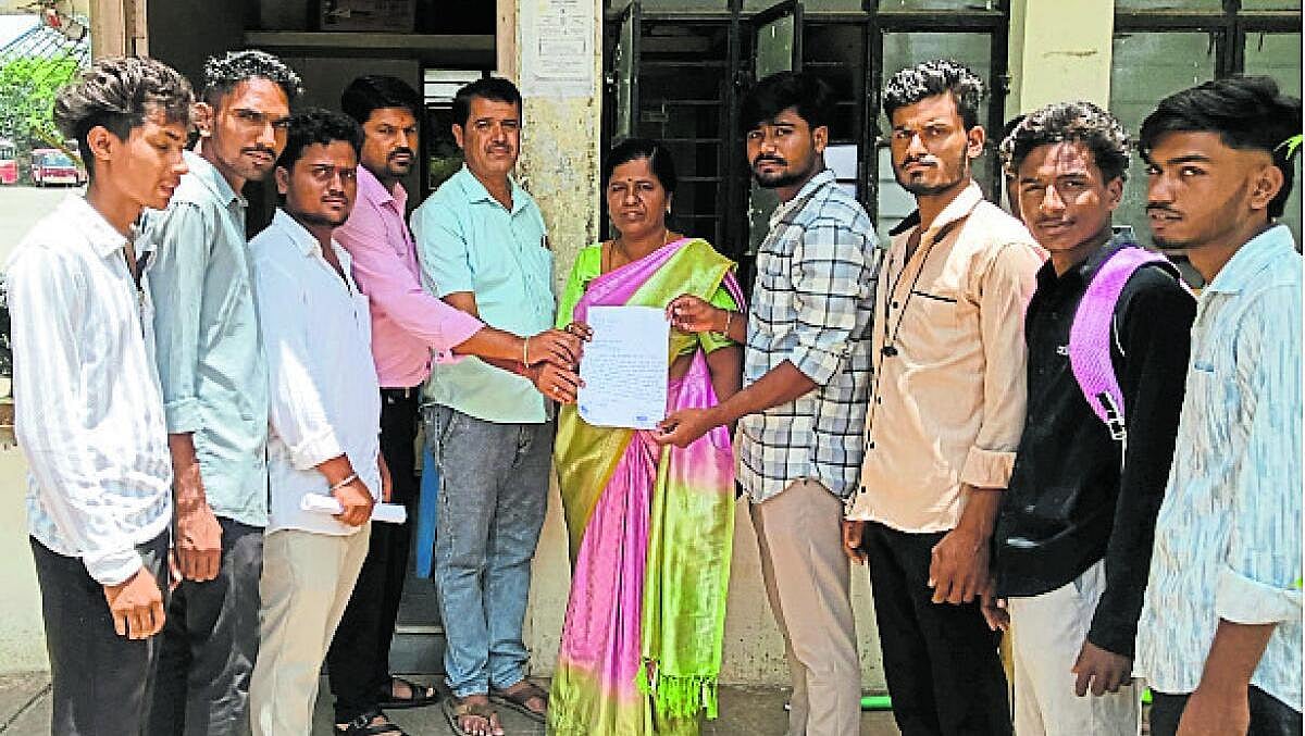 ಹರಪನಹಳ್ಳಿ: ತಾಲ್ಲೂಕಿನ ಸೇವಾನಗರ ಗ್ರಾಮಕ್ಕೆಬಸ್ ಸೌಲಭ್ಯ ಕಲ್ಪಿಸಲು ಒತ್ತಾಯ