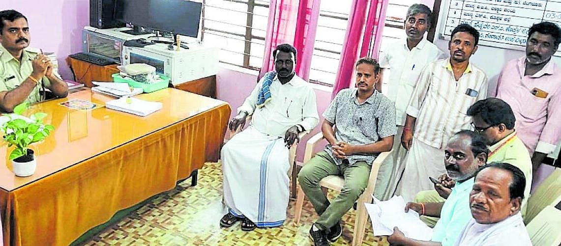 ಪೊಲೀಸರ ಮಧ್ಯಸ್ಥಿಕೆ: ಪ್ರತಿಭಟನೆ ಕೈಬಿಟ್ಟ ಗ್ರಾಮಸ್ಥರು