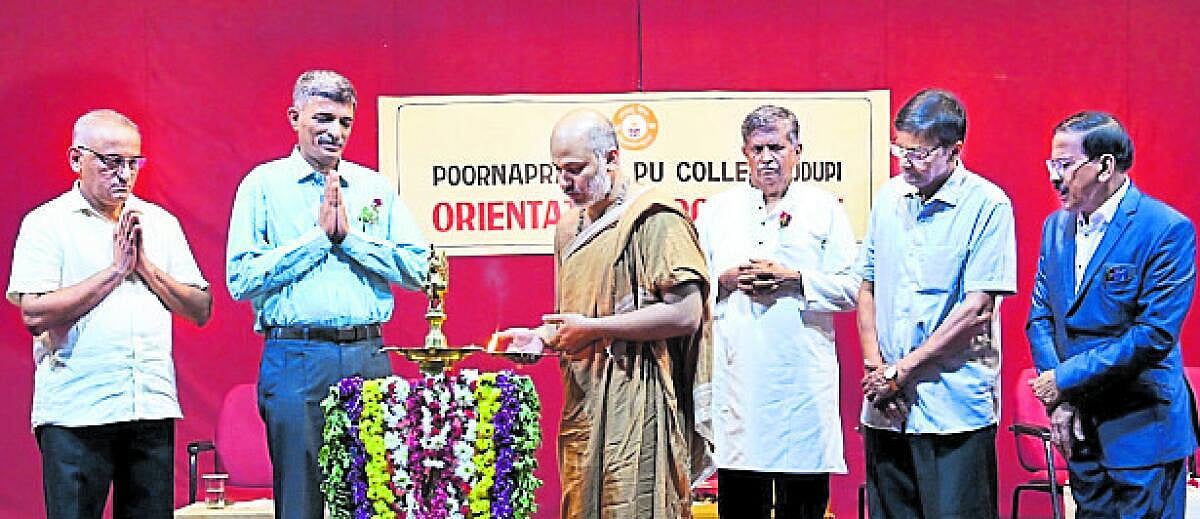 ಕೆಲಸದಲ್ಲಿ ಭಗವಂತನ ಕಾಣಿ: ಈಶಪ್ರಿಯತೀರ್ಥ ಶ್ರೀಪಾದರು