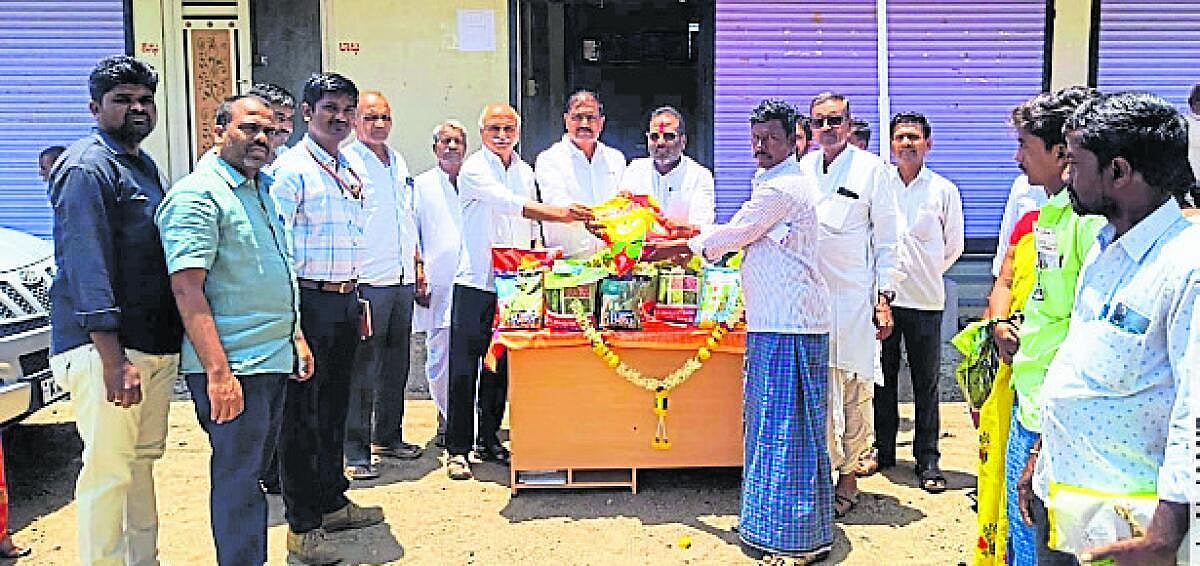 ತಾಳಿಕೋಟೆ: ಬಿತ್ತನೆ ಬೀಜ ವಿತರಣೆಗೆ ಚಾಲನೆ
