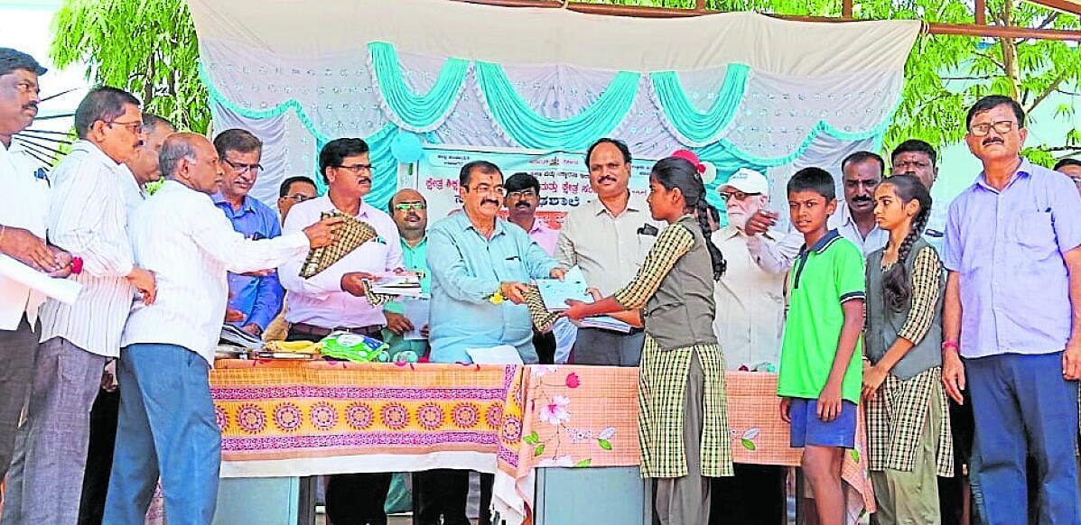 ಖಾಸಗಿ ವ್ಯಾಮೋಹ ಬಿಟ್ಟು ಸರ್ಕಾರಿ ಶಾಲೆಗೆ ಸೇರಿಸಿ: ಬಿ.ಪಿ. ಹರೀಶ್