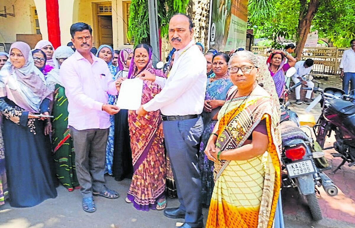 ವಿಜಯಪುರ: ಮನೆ ನಿರ್ಮಿಸಿಕೊಡಲು ಸ್ಲಂ ನಿವಾಸಿಗಳ ಆಗ್ರಹ
