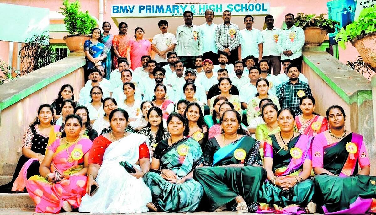 ಶಿಡ್ಲಘಟ್ಟ: ಹಳೆ ವಿದ್ಯಾರ್ಥಿಗಳಿಂದ ಗುರುವಂದನೆ