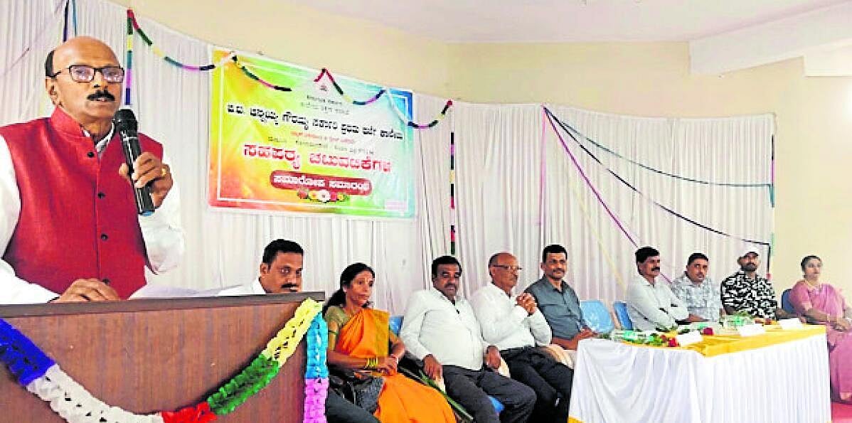ವಿದ್ಯಾರ್ಥಿಗಳು ಪಠ್ಯಕ್ಕೆ ಸೀಮಿತ ಸಲ್ಲ: ಸರ್ಕಾರಿ ನೌಕರರ ಸಂಘದ ಅಧ್ಯಕ್ಷ