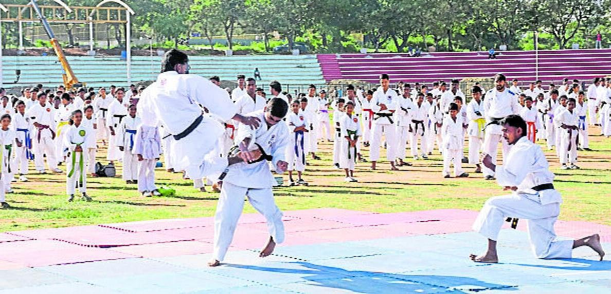 ಯೋಗ, ಕರಾಟೆಗೆ ಒಬ್ಬರೇ ಶಿಕ್ಷಕ: ಆದೇಶ ಪರಿಶೀಲನೆಗೆ ಒತ್ತಾಯ