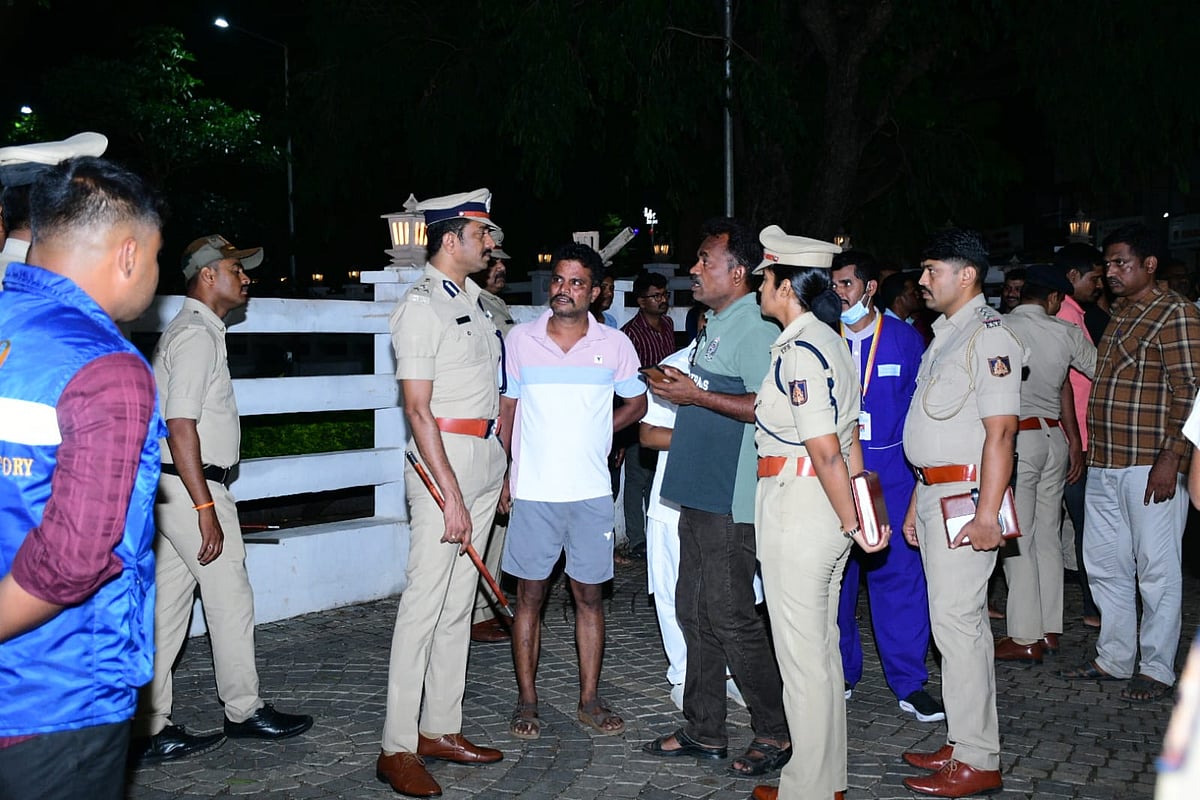 ಕಲಬುರಗಿ: ಗುಂಡು ಹಾರಿಸಿಕೊಂಡು ಸಿಎಆರ್ ಕಾನ್ಸ್ಟೆಬಲ್ ಸಾವು