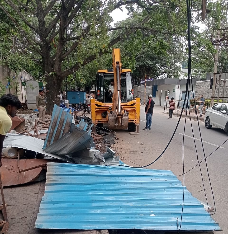 ಪಾದಚಾರಿ ಮಾರ್ಗದಲ್ಲಿ ಅಡ್ಡಿ: ಕಠಿಣ ಕ್ರಮ